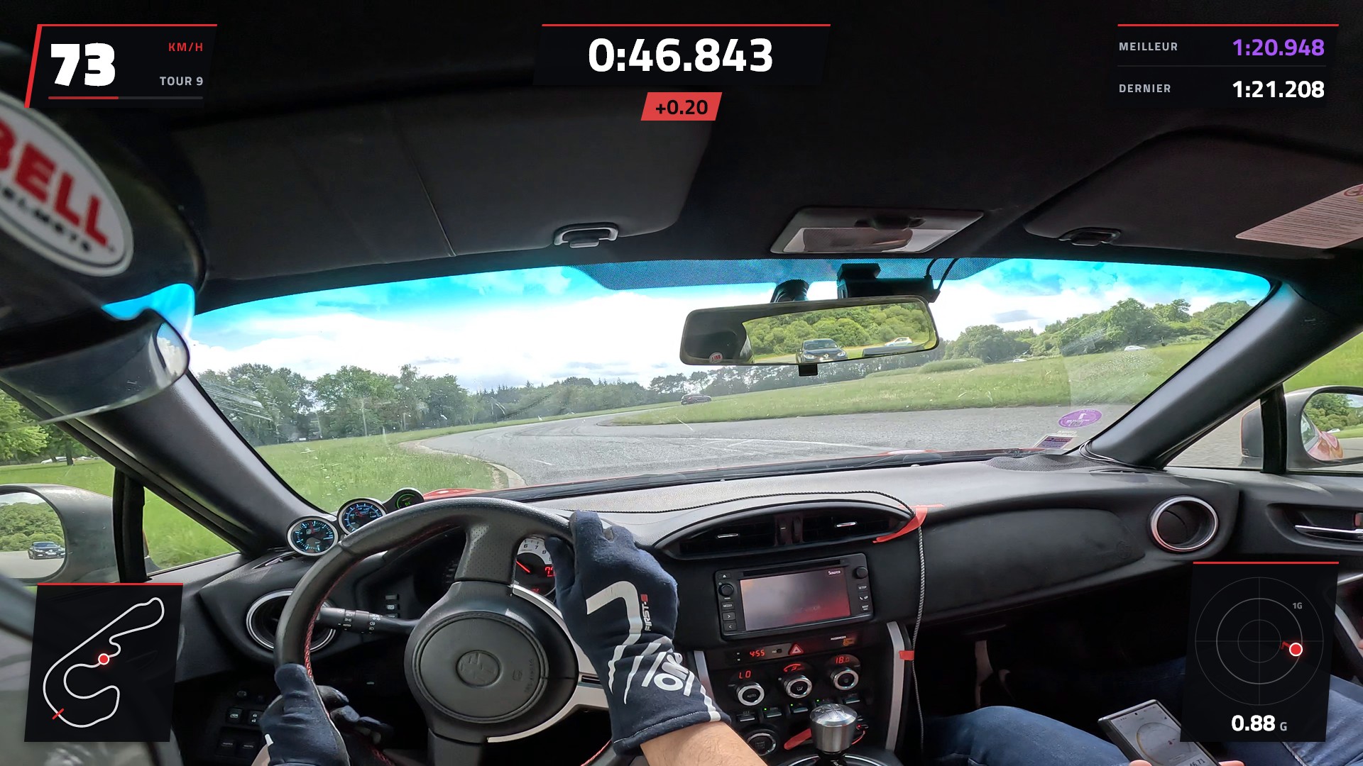 Vidéo embarquée dans une Toyota GT86 au circuit de Lohéac, avec le HUD LapHUD : vitesse, chrono du tour, delta, meilleur tour, tracé du circuit et cercle des G.